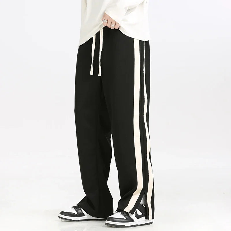 Comodi pantaloni uomo jogger con coulisse. Design con righe per relax quotidiano e stile casual sportivo.