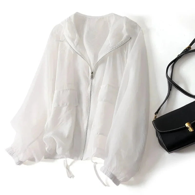 Giacca da donna impermeabile marrone, bianca, con cappuccio per protezione e un look moda casual.