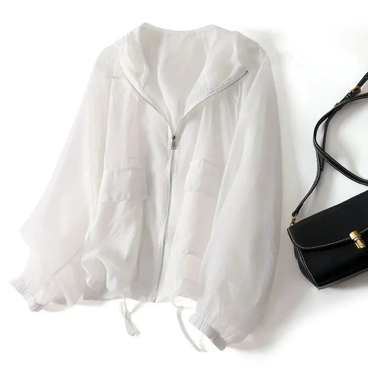 Giacca da donna impermeabile marrone, bianca, con cappuccio per protezione e un look moda casual.