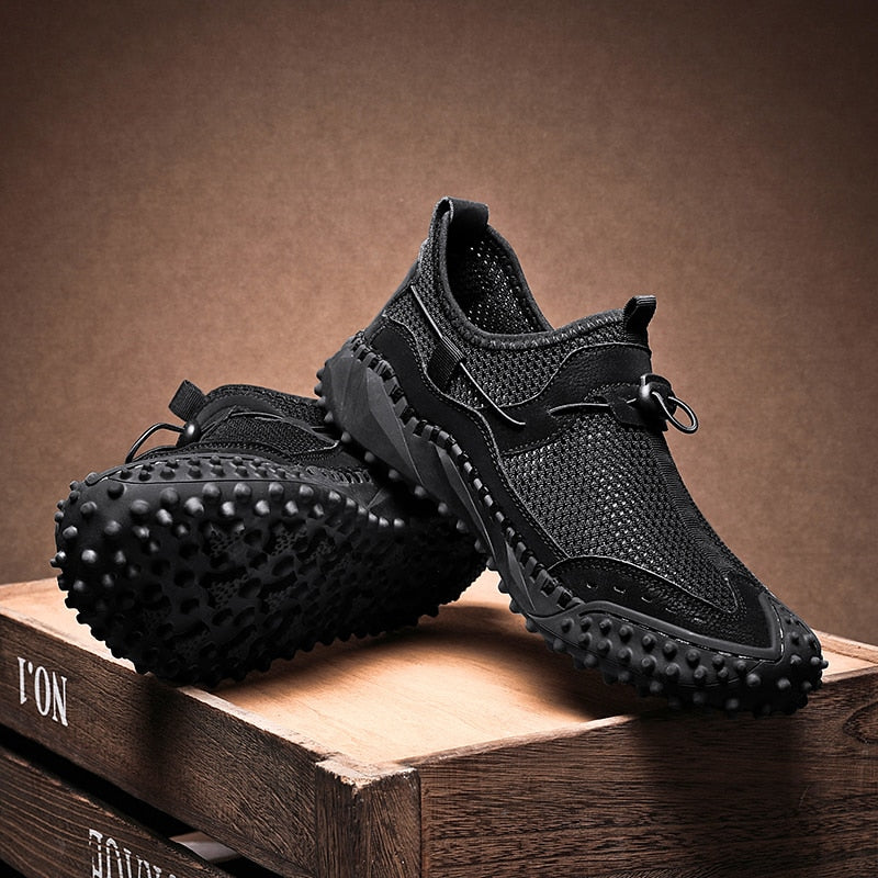Sneakers uomo leggere per trekking e passeggio, design sportivo per avventure urbane e montagna.