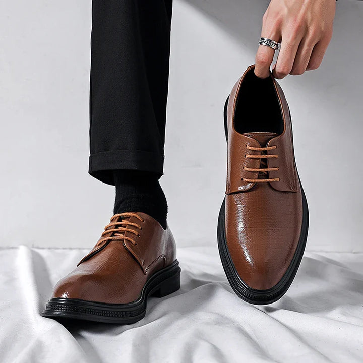 Finitura lucida: scarpe stringate uomo nere, calzature formali Oxford, versatili per ogni occasione.