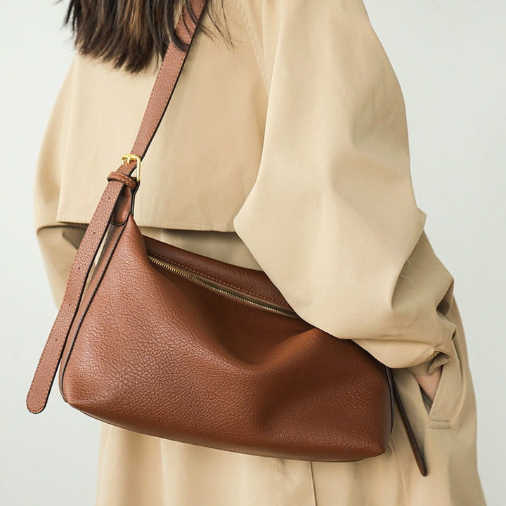 Borsa a tracolla marrone regolabile, elegante e ampia, perfetta per la donna moderna e dinamica.