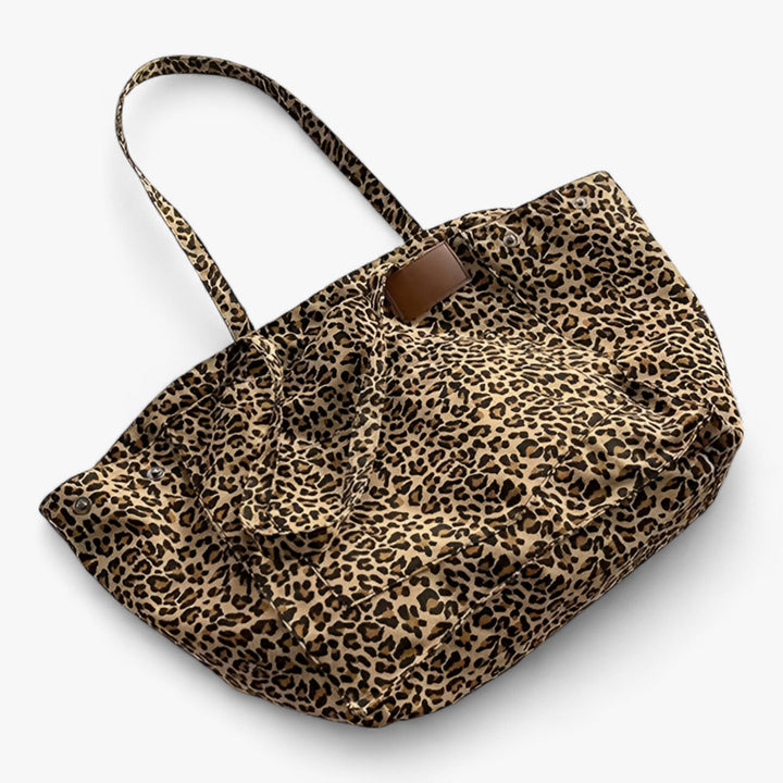 Zoom sulla borsa tote ampia da donna con fantasia leopardata, accessorio moda versatile e di tendenza.