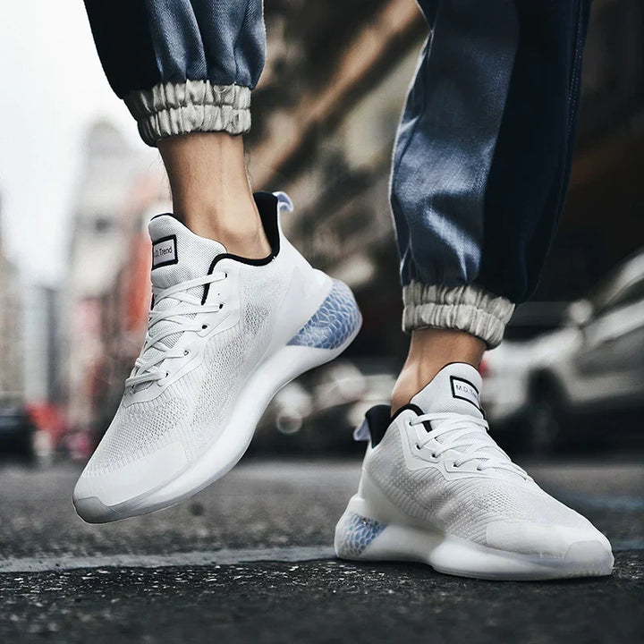 Sneakers uomo leggere, vista laterale. Tomaia traspirante e suola ammortizzata per comfort e stile casual sportivo.