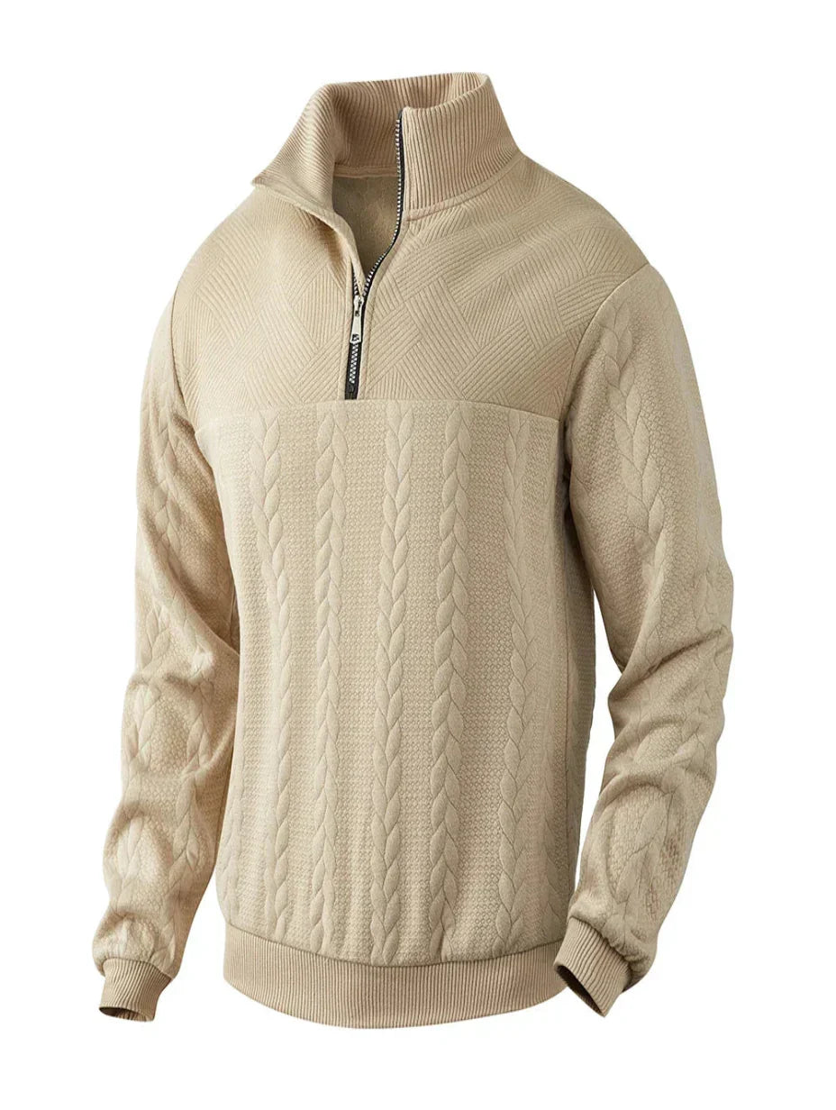 Maglione uomo con collo alto a treccia e mezza zip, ideale per abbigliamento maschile autunno inverno.