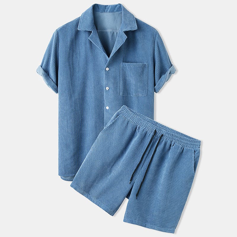 Abbigliamento casual uomo per l'estate: set coordinato con camicia a maniche corte e pantaloncini. Comodo e alla moda.