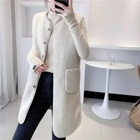 Gilet lungo da donna in misto lana, elegante e caldo, perfetto per la moda invernale.