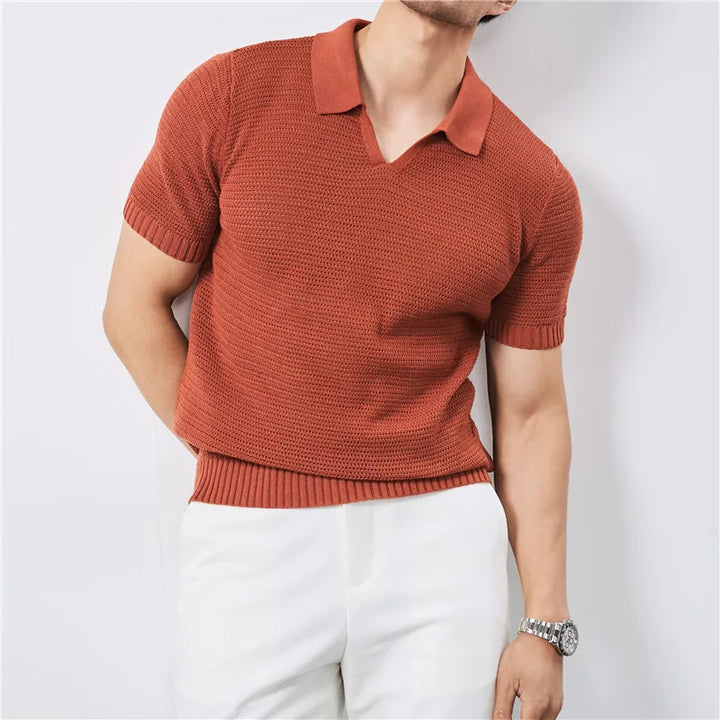 Polo uomo estiva elegante con scollo a V, manica corta, per look casual e fresco in cotone traspirante.