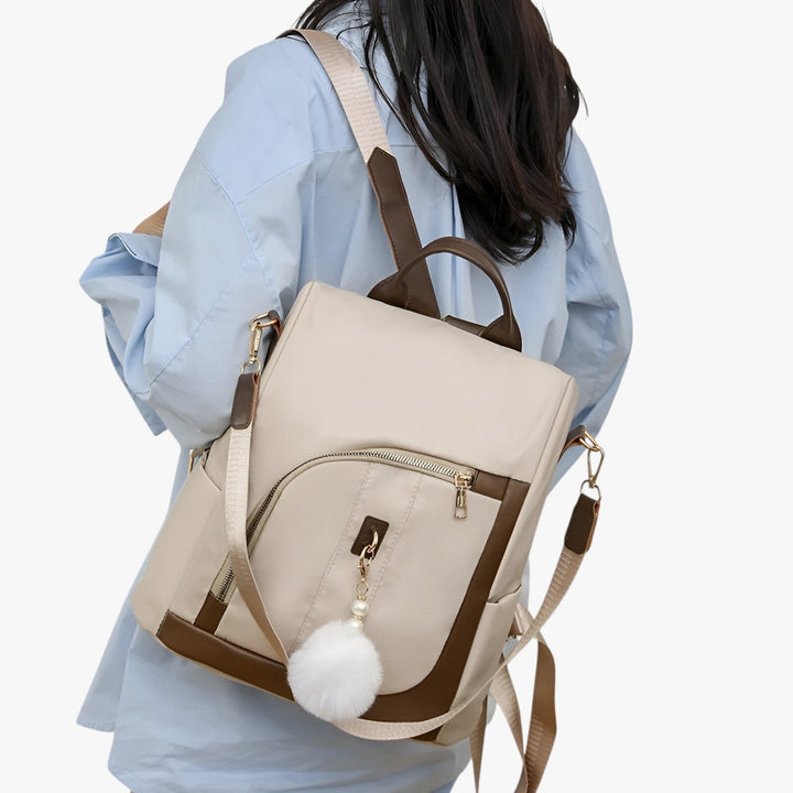 Zaino donna pratico con pompon rimovibile, borsa versatile per un look casual o per il viaggio.
