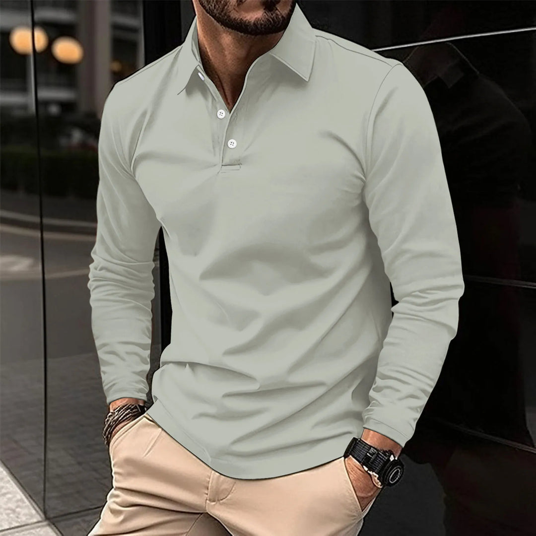 Uomo indossa polo slim fit a maniche lunghe, mostra stile elegante e casual chic per moda versatile.
