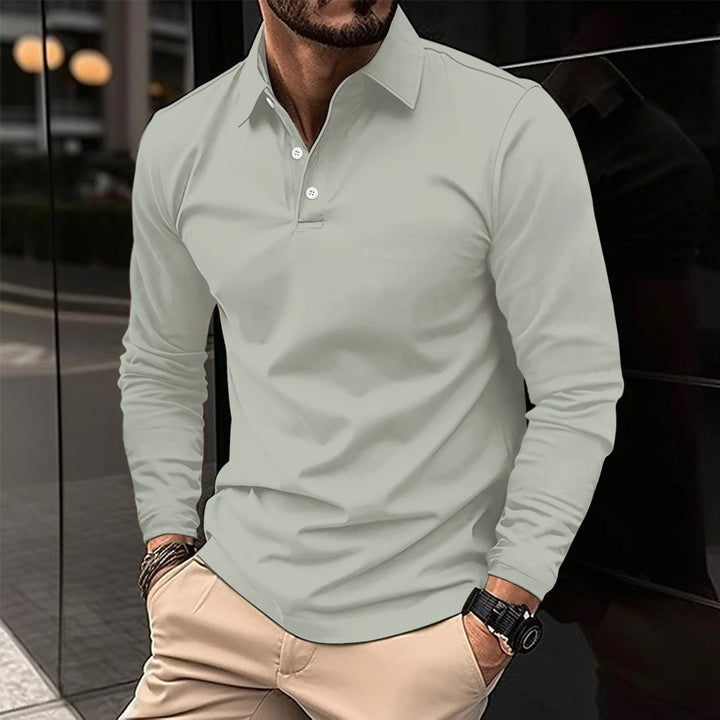 Uomo indossa polo slim fit a maniche lunghe, mostra stile elegante e casual chic per moda versatile.