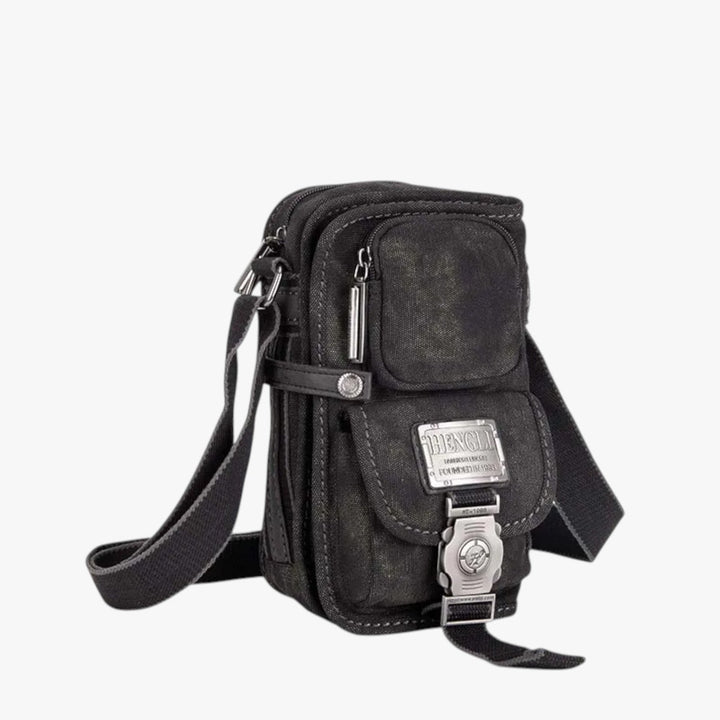 Borsa tracolla uomo nera multitasche, pratica per viaggi e uso quotidiano. Design compatto e funzionale.