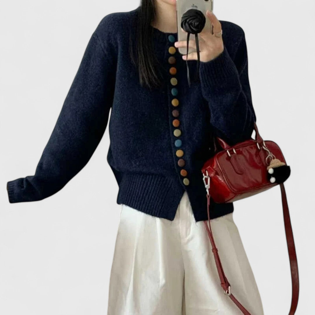 Cardigan donna autunnale con bottoni, a maglia, elegante e caldo. Perfetto per la moda femminile.