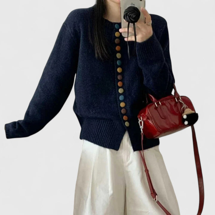 Cardigan donna autunnale con bottoni, a maglia, elegante e caldo. Perfetto per la moda femminile.