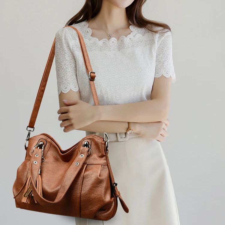 Borsa rossa da donna, accessorio moda vivace per un tocco di colore. Borsa a spalla elegante e chic.