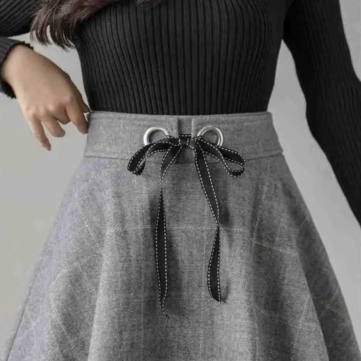 Gonna a vita alta a quadri per donna, fascia elastica per comfort. Gonna mini casual ed elegante.