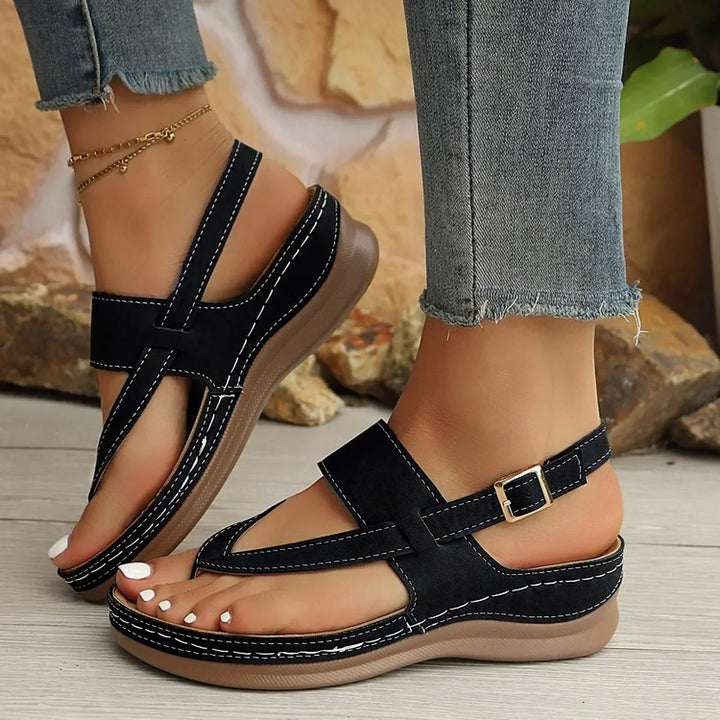 Calzature estive donna: sandali con plateau comodo, perfetti per un look fresco e confortevole ogni giorno.