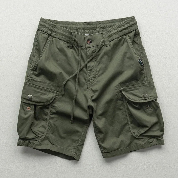 Pantaloncini uomo cargo multitasche con vita regolabile. Ideali per un look estivo casual e massima praticità.