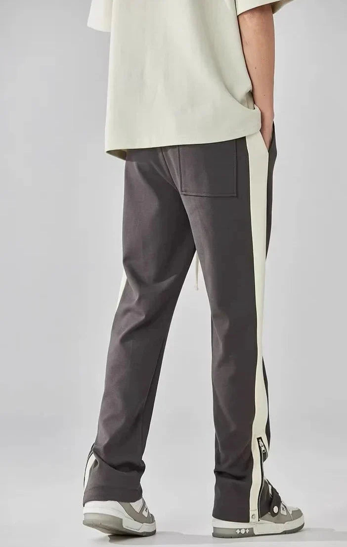 Pantaloni uomo dritti casual-chic con banda laterale, perfetti per streetwear e tempo libero moderno.