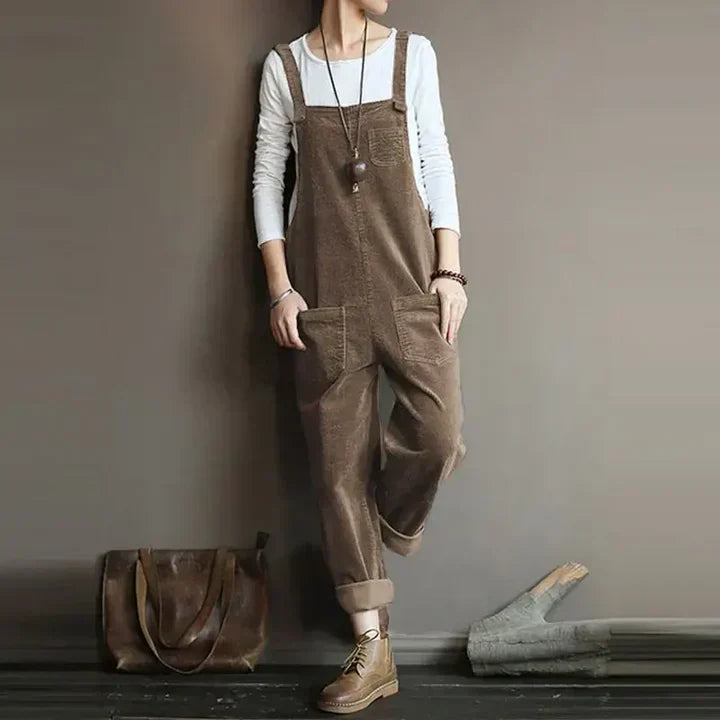 Salopette casual donna in denim blu, perfetta per un outfit quotidiano comodo e alla moda.