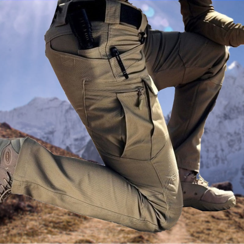 Pantaloni uomo cargo multitasche, tattici e resistenti, perfetti per lavoro e avventura outdoor.