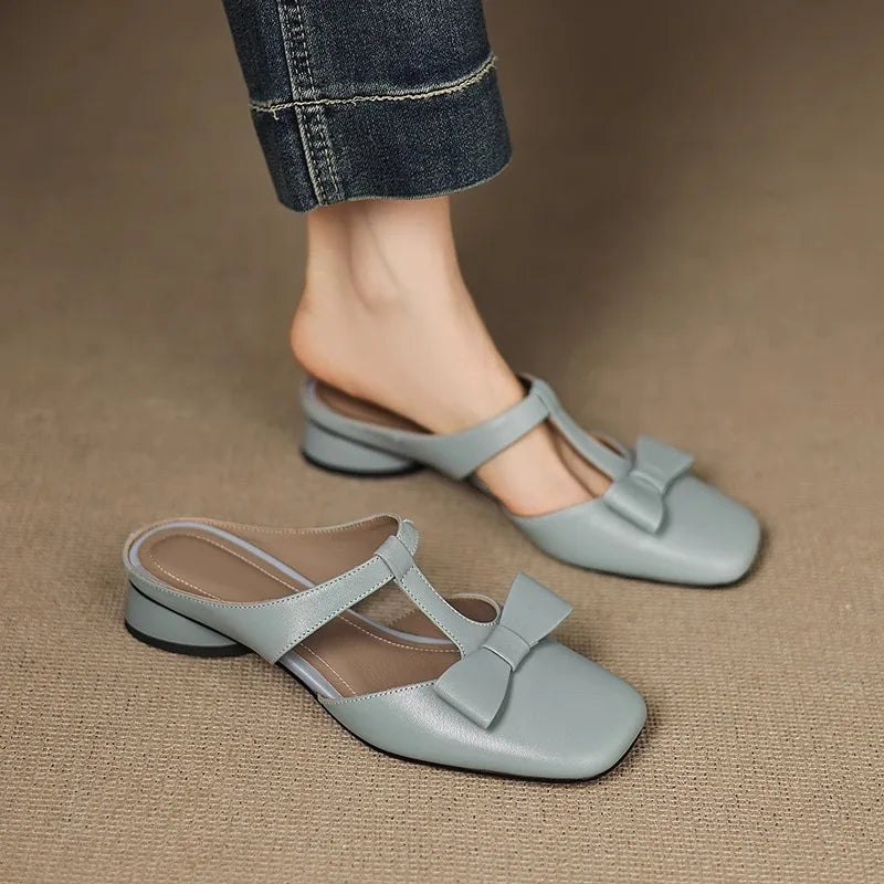 Mule eleganti donna con tacco largo, fiocco decorativo e punta quadrata. Calzature estive moda slip-on.