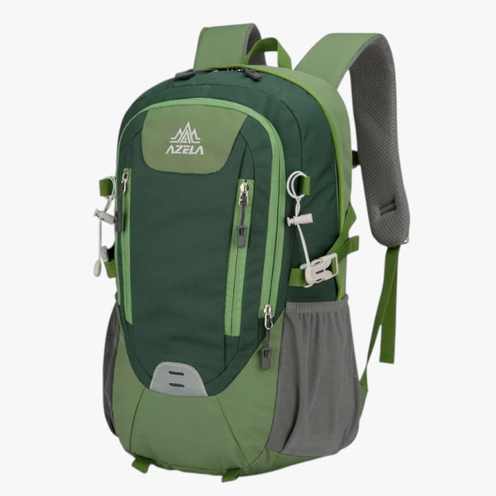 Zaino outdoor uomo in primo piano, design moderno e multitasche, per viaggi e tempo libero.