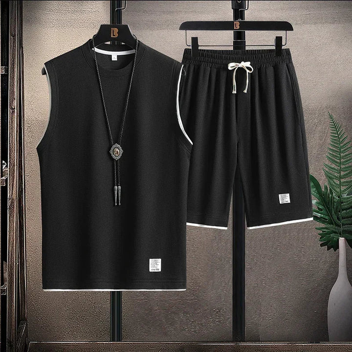 Moda mare uomo: completo estivo casual con canotta e pantaloncini. Perfetto per outfit relax o vacanza.
