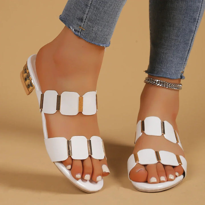 Sandali estivi donna lucidi con dettagli oro eleganti, perfetti per la moda e le occasioni speciali.