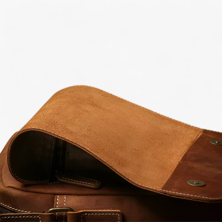 Elegante borsa messenger marrone unisex in movimento, accessorio sintetico perfetto per un look casual e funzionale.