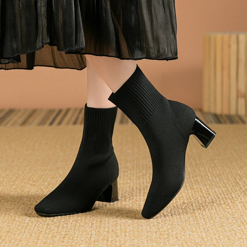 Moderni stivaletti donna con design a calzino, ideali per comfort e stile versatili in autunno inverno.
