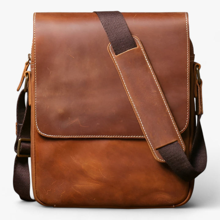 Borsa messenger unisex marrone in sintetico, ideale per lavoro e tempo libero con tracolla regolabile.