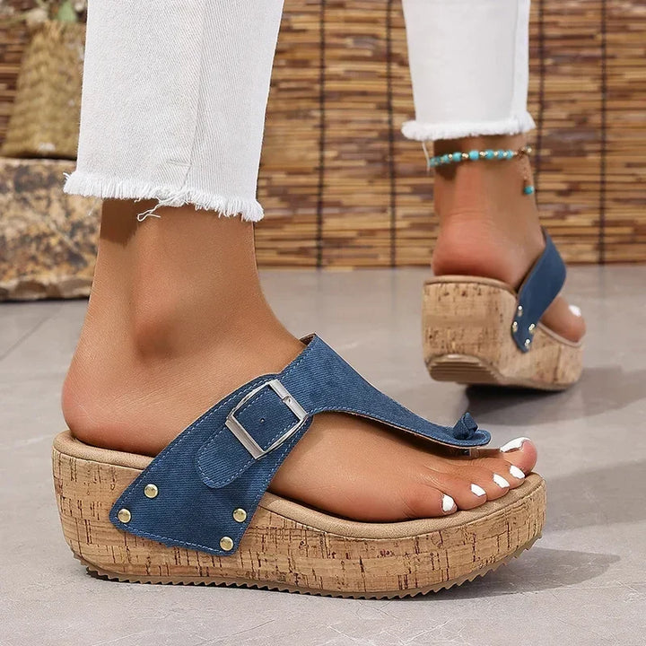 Sandali donna estivi con zeppa e cinturino regolabile, ideali per comfort casual e moda spiaggia.