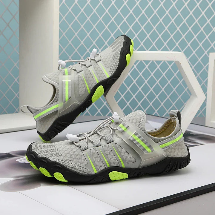 Scarpe da acqua unisex robuste per trekking acquatico e outdoor. Suola antiscivolo garantisce sicurezza su tutti i terreni.