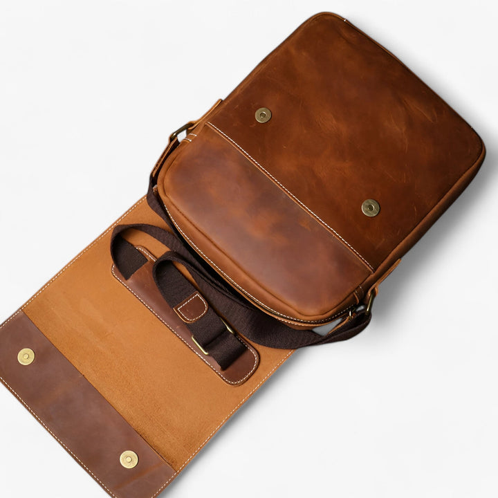 Borsa messenger marrone unisex indossata, accessorio versatile con tracolla, ideale per viaggi e uso quotidiano.