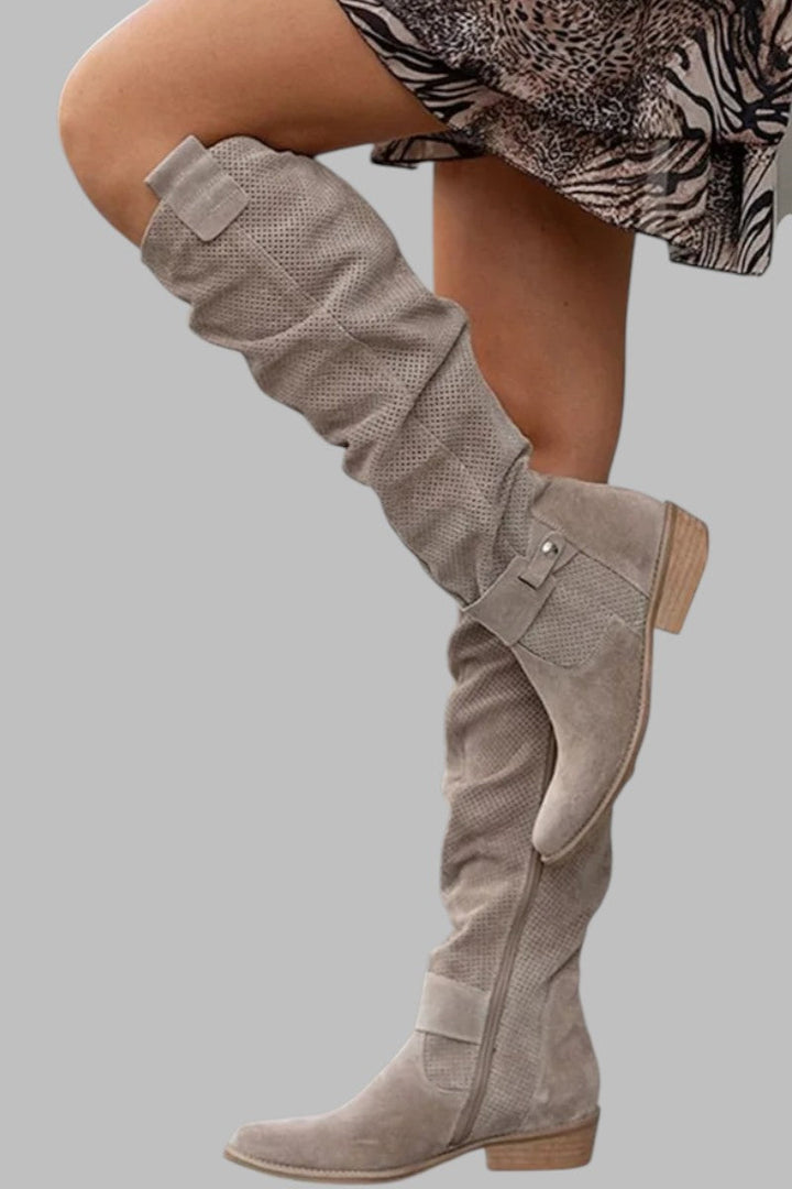 Stivali donna invernali sopra il ginocchio con tacco basso, ideali per l'inverno. Calzature eleganti e comode.