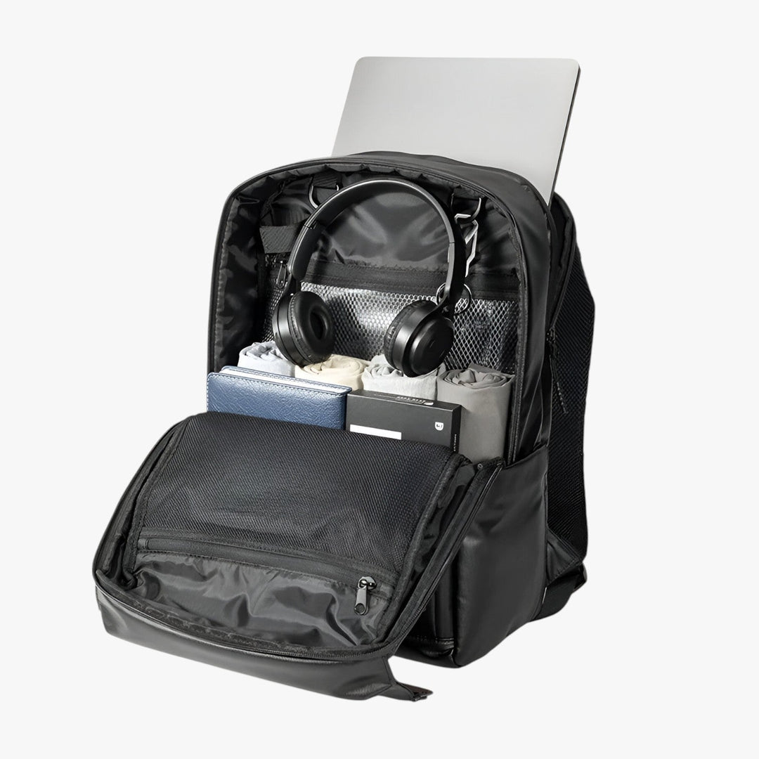 Elegante zaino uomo nero con porta laptop 15.6 pollici. Versatile per università, lavoro e brevi viaggi.
