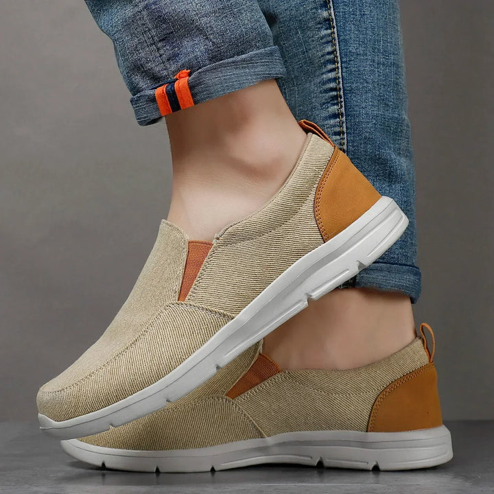 Scarpe da passeggio uomo slip-on, suola ammortizzata per massimo comfort.