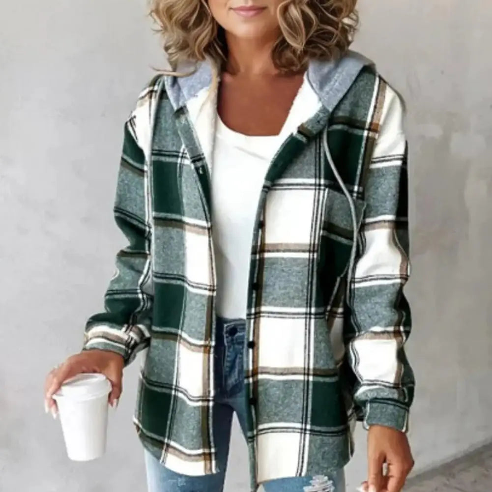 Giacca donna a quadri versatile con cappuccio e chiusura a bottoni, ideale per comfort e outerwear invernale.