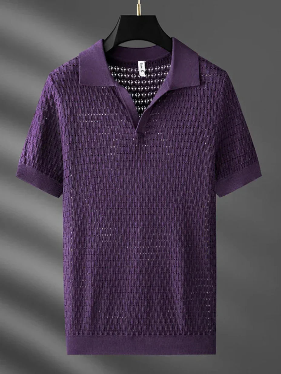 Polo estiva uomo con design traforato, tessuto traspirante per freschezza e stile casual.