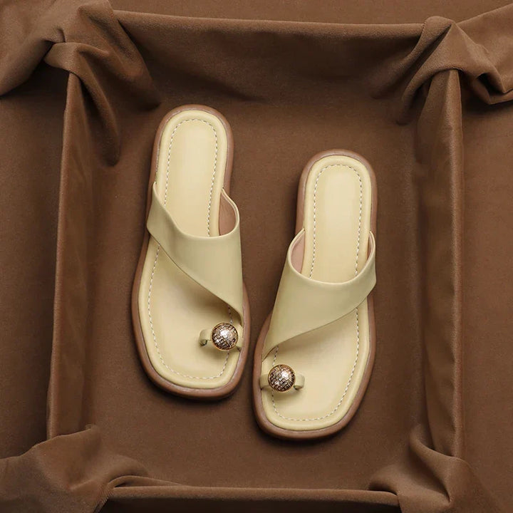 Sandali donna moda estate: tacco largo, punta quadrata e cinturini regolabili per massimo comfort e stile.