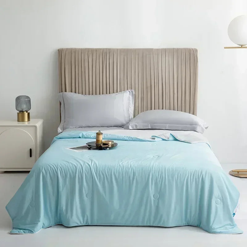 Coperta rinfrescante leggera sul letto, offre comfort e relax per notti estive fresche e traspiranti.