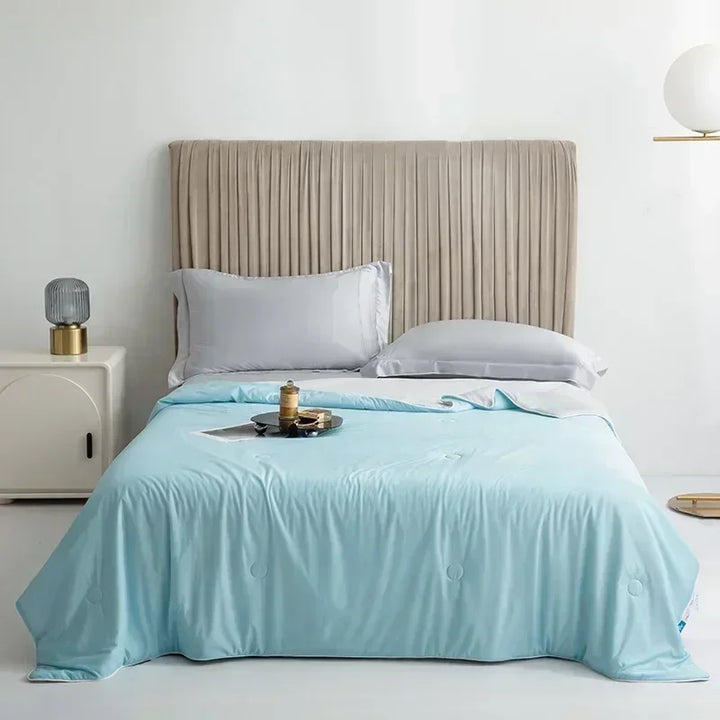 Coperta rinfrescante leggera sul letto, offre comfort e relax per notti estive fresche e traspiranti.