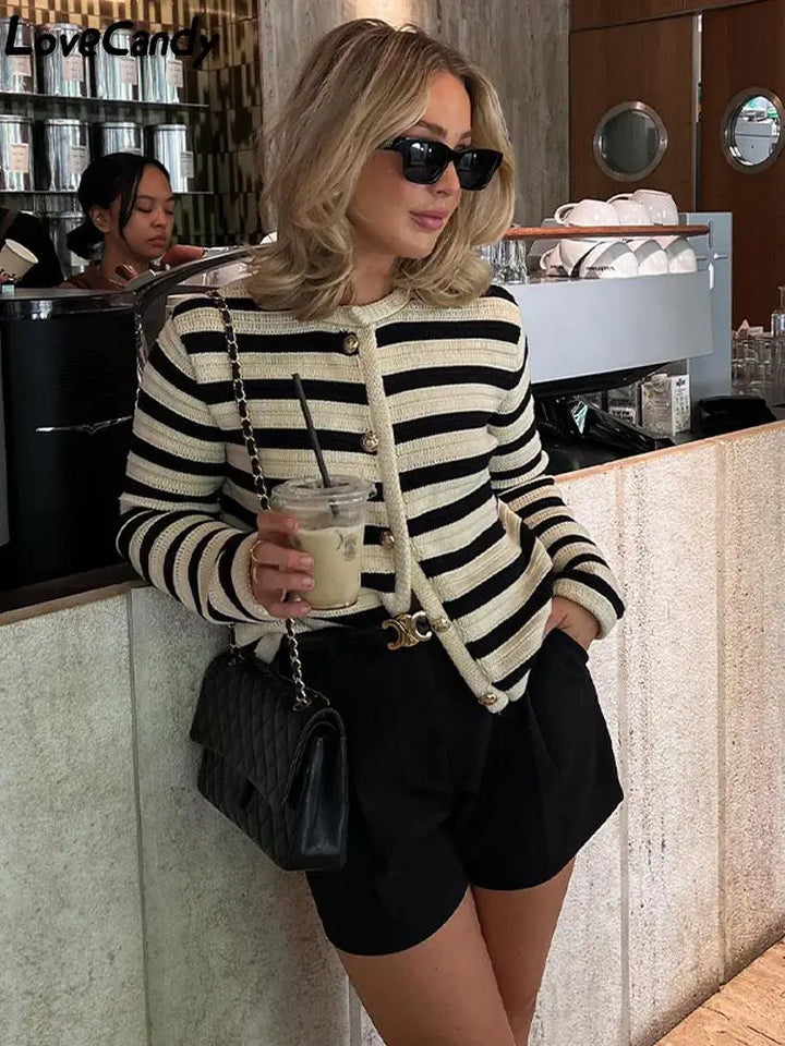 Moda donna: cardigan a righe color block per comfort e stile. Maglieria con bottoni, perfetta ogni giorno.