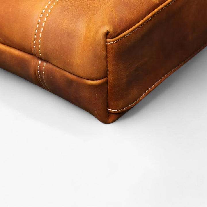 Viaggiatore con borsa messenger marrone, comoda e funzionale per l'avventura quotidiana.