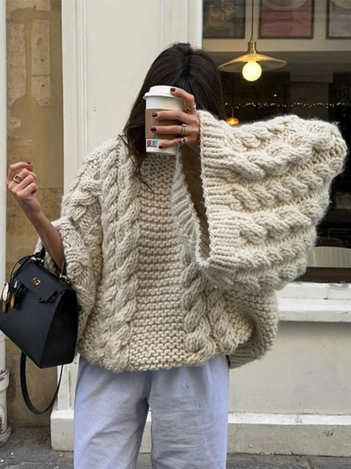 Maglione maxi da donna, oversize con trecce e maniche a sbuffo. Un capo caldo e di tendenza per la moda inverno.