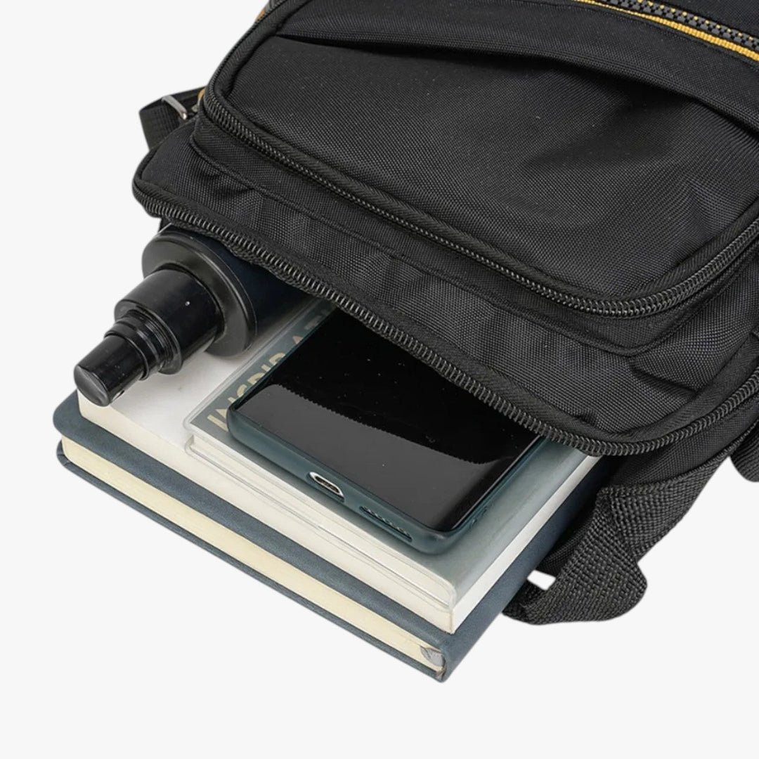 Borsa messenger uomo in tessuto resistente, compatta e pratica per l'uso quotidiano.