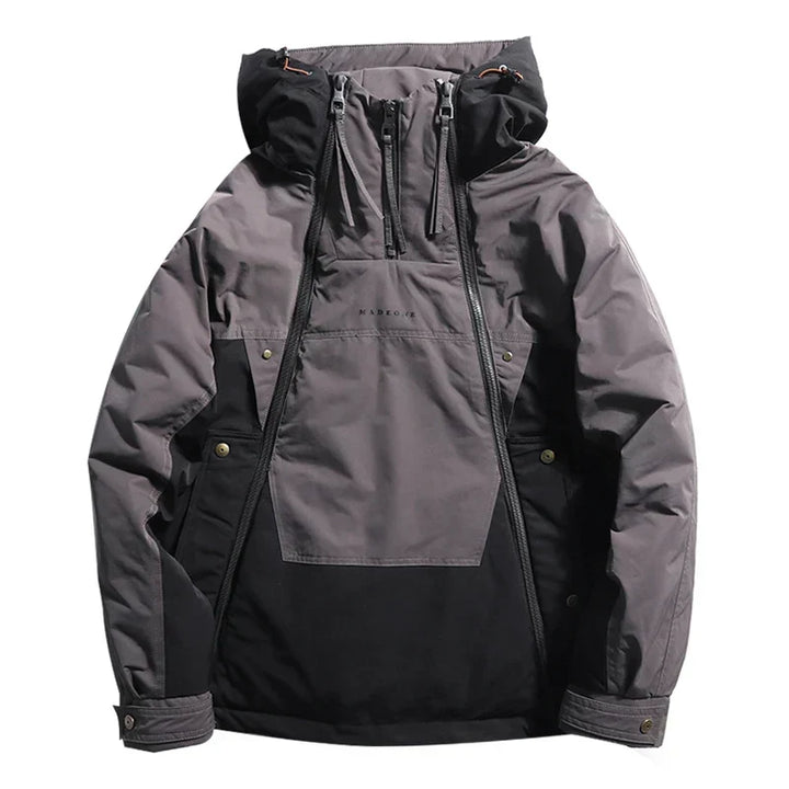 Giacca invernale uomo nera, versatile e calda, con doppia zip per massimo comfort e funzionalità urbana.
