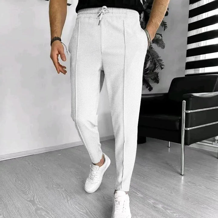 Jogger uomo slim fit con vita coulisse. Ideali per abbigliamento sportivo e look casual versatile.