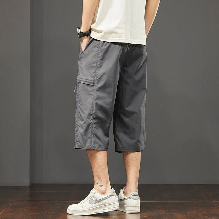 Bermuda uomo con design multitasche pratico e vita regolabile per una vestibilità personalizzata. Ottimi per l'estate.